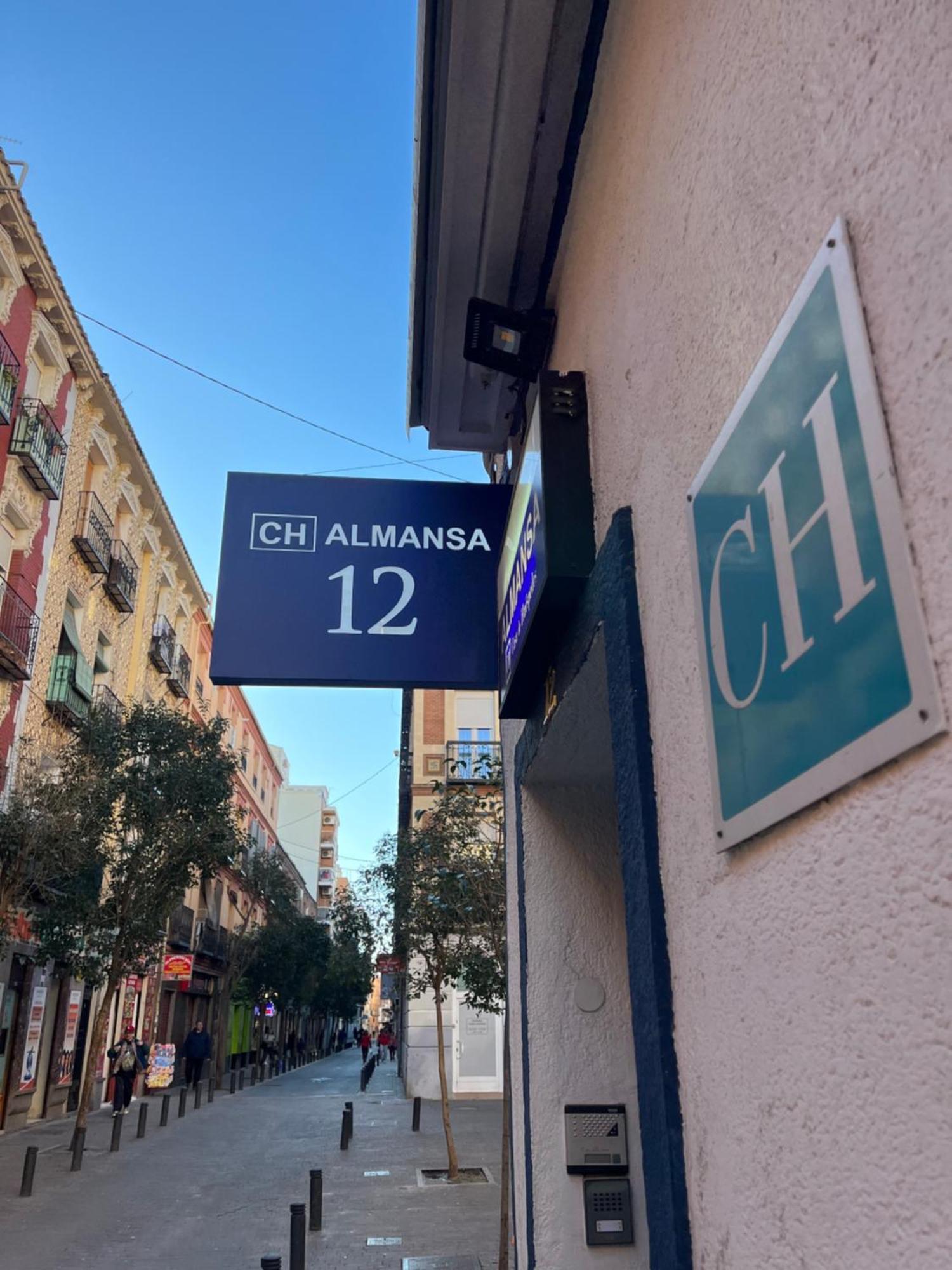 Отель Casa De Huespedes Almansa Мадрид Экстерьер фото